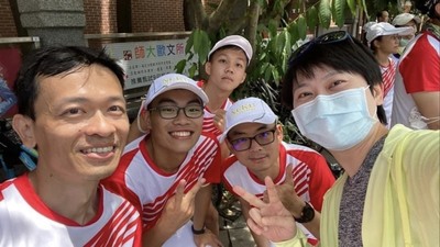 何元琇與奕佐、國益合影