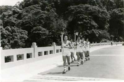 70年成大全大運由成田代表傳遞聖火